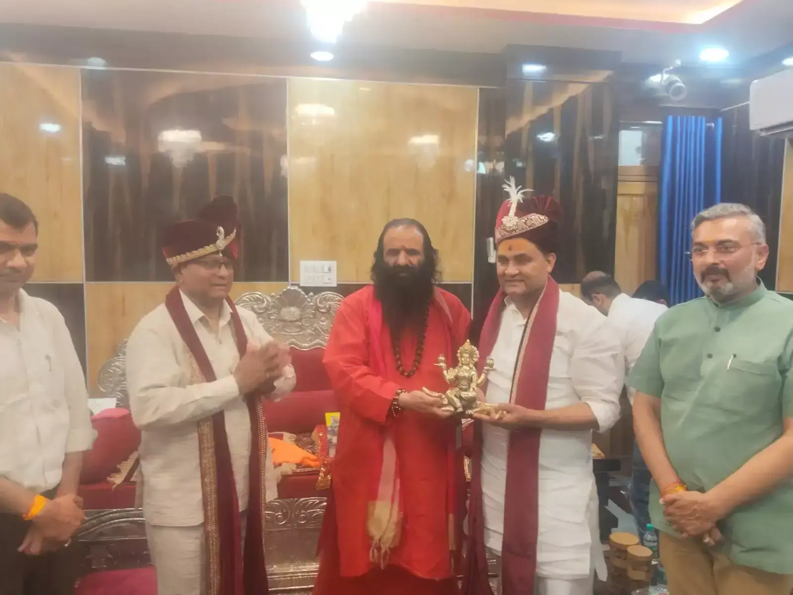 Haridwar: मंत्री ने निरंजनी अखाड़ा पहुंचकर कुंभ का निमंत्रण सौंपा Haridwar: मंत्री ने निरंजनी अखाड़ा पहुंचकर कुंभ का निमंत्रण सौंपा