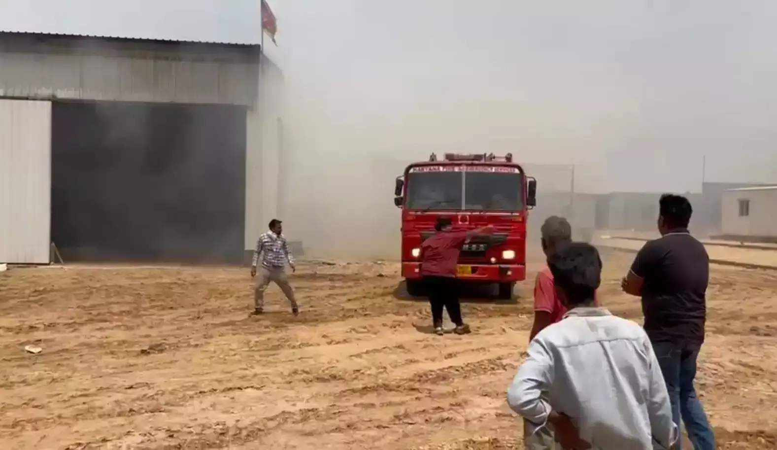 Sirsa: आग की चपेट में आई फैक्ट्री, भारी नुकसान Sirsa: आग की चपेट में आई फैक्ट्री, भारी नुकसान