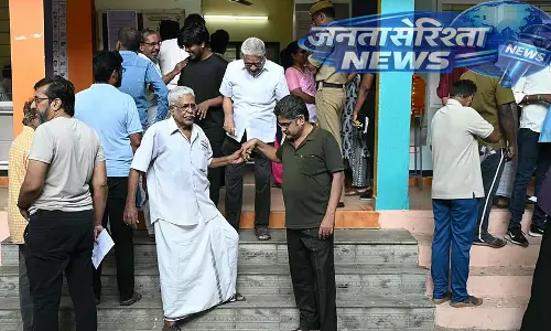Assembly Elections 2026 : वोटर वोट डालने के लिए पोलिंग बूथ पर तेज़ी से पहुँच रहे हैं