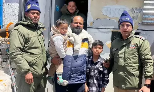 Dehradun: केदारनाथ में मानवता की मिसाल, पुलिस ने निभाई जिम्मेदारी Dehradun: केदारनाथ में मानवता की मिसाल, पुलिस ने निभाई जिम्मेदारी