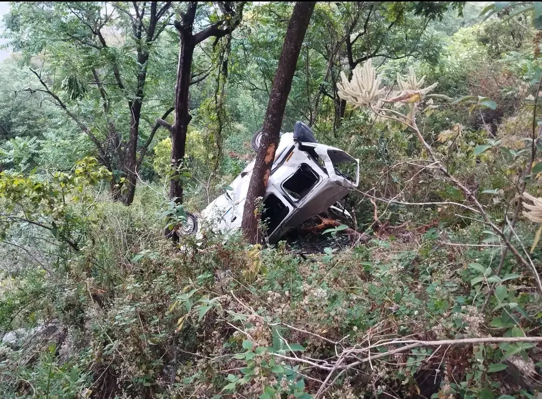Rudraprayag: कार गिरने से तीन लोगों की मौत, क्षेत्र में शोक Rudraprayag: कार गिरने से तीन लोगों की मौत, क्षेत्र में शोक