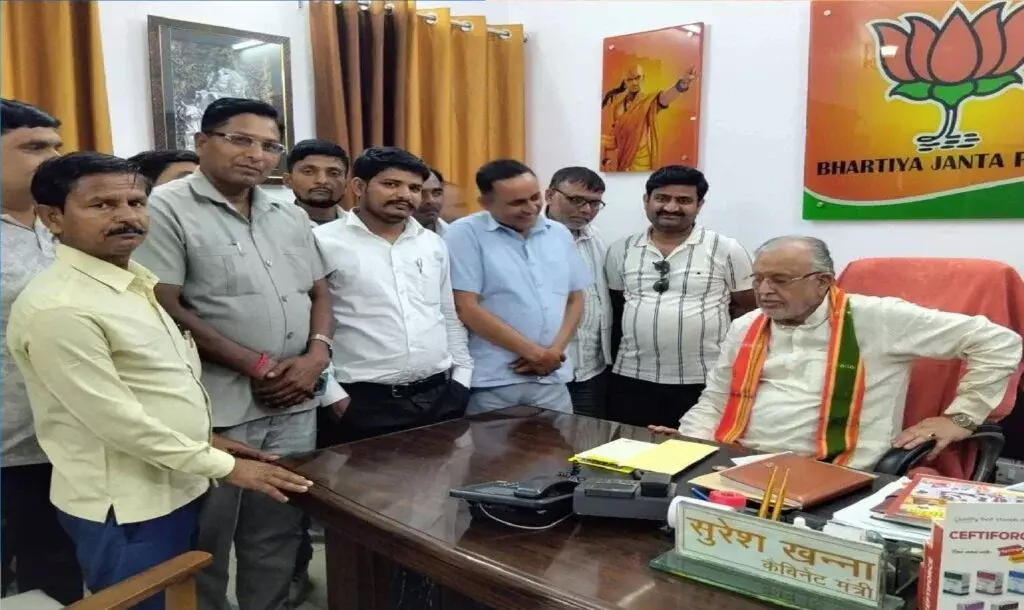 Shahjahanpur: पंचायत चुनाव में देरी पर प्रधानों का विरोध Shahjahanpur: पंचायत चुनाव में देरी पर प्रधानों का विरोध