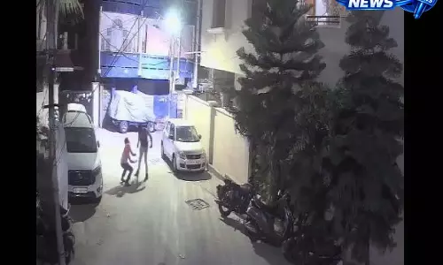 Video: हैदराबाद कांस्टेबल ने देर रात रेस्टोरेंट चलाने पर स्टाफ पर किया हमला Video: हैदराबाद कांस्टेबल ने देर रात रेस्टोरेंट चलाने पर स्टाफ पर किया हमला