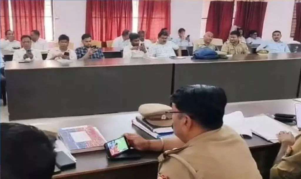 Shahjahanpur: ड्यूटी के दौरान मैच देखने पर कार्रवाई, थानाध्यक्ष हटाए गए Shahjahanpur: ड्यूटी के दौरान मैच देखने पर कार्रवाई, थानाध्यक्ष हटाए गए