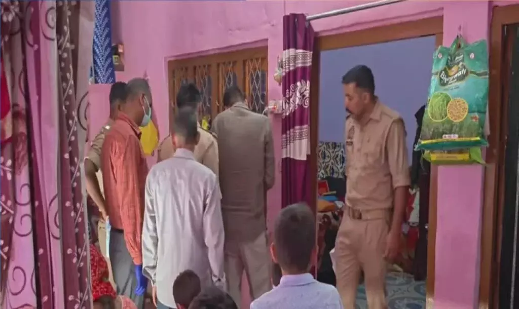 Shahjahanpur: चोरी की बड़ी वारदात, 24 लाख का माल गायब Shahjahanpur: चोरी की बड़ी वारदात, 24 लाख का माल गायब