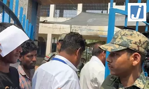 पश्चिम बंगाल में वोटिंग के बीच मुर्शिदाबाद में बवाल, टीएमसी और एयूजेपी के समर्थकों में झड़प पश्चिम बंगाल में वोटिंग के बीच मुर्शिदाबाद में बवाल, टीएमसी और एयूजेपी के समर्थकों में झड़प