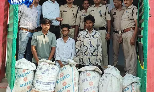 ओडिशा से ट्रेन के जरिए ला रहे थे गांजा, खरसिया में 3 तस्कर गिरफ्तार ओडिशा से ट्रेन के जरिए ला रहे थे गांजा, खरसिया में 3 तस्कर गिरफ्तार
