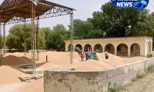 Badal village में किसानों ने श्मशान घाट को अनाज गोदाम में बदला