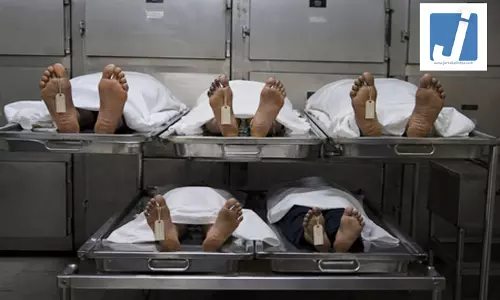 पत्नी और मां की हत्या के बाद ट्रेन के आगे कूदा शख्स, बचाने पहुंचे दो बच्चों की भी मौत