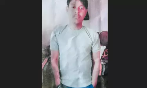 RPF की कथित लापरवाही: ओडिशा में भीषण गर्मी में सड़क पर छोड़े जाने से एक व्यक्ति की मौत RPF की कथित लापरवाही: ओडिशा में भीषण गर्मी में सड़क पर छोड़े जाने से एक व्यक्ति की मौत