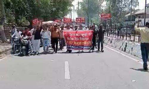 Meerut: ऊर्जा भवन के सामने पुतला दहन, विरोध तेज Meerut: ऊर्जा भवन के सामने पुतला दहन, विरोध तेज