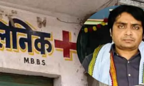 क्लीनिक में मरीज नहीं सटोरिया मिला, पुलिस की रेड से सट्टी-पट्टी का खुलासा क्लीनिक में मरीज नहीं सटोरिया मिला, पुलिस की रेड से सट्टी-पट्टी का खुलासा