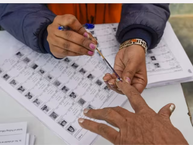 Kolkata: पहले चरण के लिए मतदान प्रक्रिया जारी Kolkata: पहले चरण के लिए मतदान प्रक्रिया जारी
