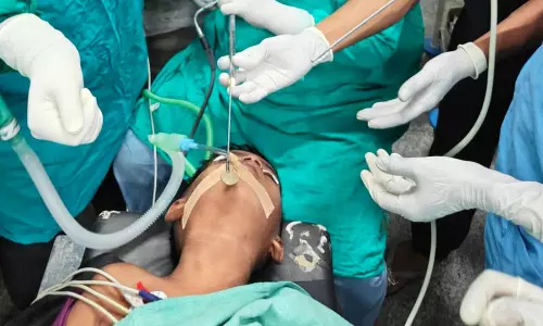 गले से सिक्का निकाल डॉक्टरों ने बच्चे की जान बचाई गले से सिक्का निकाल डॉक्टरों ने बच्चे की जान बचाई