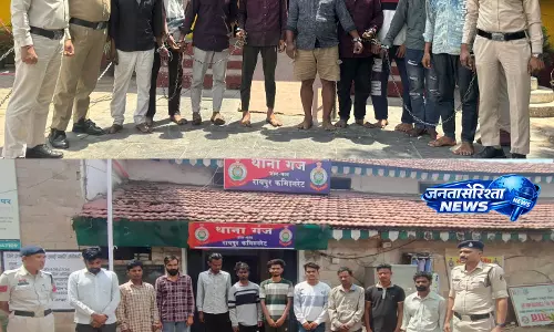 पुलिस का मिडनाइट ऑपरेशन रायपुर में, हिस्ट्रीशीटरों और चाकूबाजों के घर पर दबिश दी पुलिस का मिडनाइट ऑपरेशन रायपुर में, हिस्ट्रीशीटरों और चाकूबाजों के घर पर दबिश दी