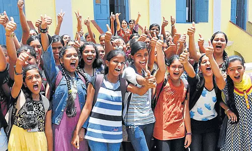 कर्नाटक SSLC रिजल्ट 2026: हासन, मांड्या ने परफॉर्मेंस में सुधार किया, टॉप 10 में जगह बनाई कर्नाटक SSLC रिजल्ट 2026: हासन, मांड्या ने परफॉर्मेंस में सुधार किया, टॉप 10 में जगह बनाई