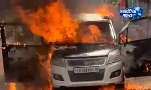 सरायपाली में कार में लगी आग, कूदने से चालक का जान बचा सरायपाली में कार में लगी आग, कूदने से चालक का जान बचा