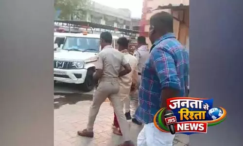 दूसरी शादी करने की कोशिश करते हुए, Police ने शादी की जगह से एक व्यक्ति को हिरासत में लिया दूसरी शादी करने की कोशिश करते हुए, Police ने शादी की जगह से एक व्यक्ति को हिरासत में लिया