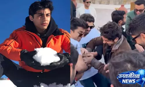 Aryan Khan ने दूल्हे के जूते चुराकर शादी में अफरा-तफरी मचा दी, मज़ेदार मुकाबला जीता Aryan Khan ने दूल्हे के जूते चुराकर शादी में अफरा-तफरी मचा दी, मज़ेदार मुकाबला जीता