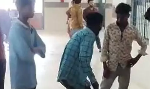 पागल कुत्ता पकड़ से बाहर, तखतपुर में 16 लोगों को काट चूका है अब तक पागल कुत्ता पकड़ से बाहर, तखतपुर में 16 लोगों को काट चूका है अब तक