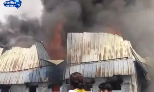 प्लास्टिक और पटाखा दुकान में लगी भीषण आग, आसपास के लोग घर छोड़कर भागे