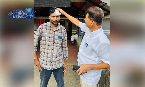 Kerala : अलग-अलग शिकायतें लेकर पंचायत ऑफिस पहुंचे युवक Kerala : अलग-अलग शिकायतें लेकर पंचायत ऑफिस पहुंचे युवक