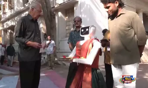 Coimbatore में छात्रों का रोबोट मतदान जागरूकता बढ़ा रहा Coimbatore में छात्रों का रोबोट मतदान जागरूकता बढ़ा रहा