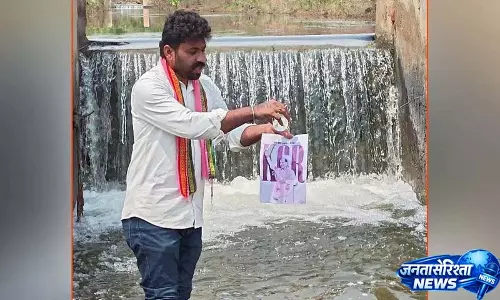 कालेश्वरम जल से KCR के चित्र का अभिषेक कालेश्वरम जल से KCR के चित्र का अभिषेक