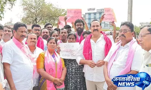 कोडाद के पूर्व विधायक बोलम मल्लैया यादव ने RTC हड़ताल का समर्थन किया कोडाद के पूर्व विधायक बोलम मल्लैया यादव ने RTC हड़ताल का समर्थन किया
