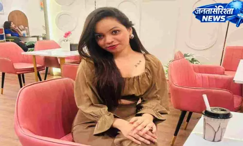 21 वर्षीय युवती ने फांसी लगाकर की आत्महत्या, आखिरी वीडियो कॉल और कहा- खुश रहना 21 वर्षीय युवती ने फांसी लगाकर की आत्महत्या, आखिरी वीडियो कॉल और कहा- खुश रहना