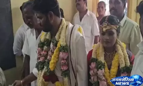 Kanchipuram में नवविवाहित जोड़ा सीधे पोलिंग स्टेशन पहुंचा, दुल्हन के साथ वोट डाला