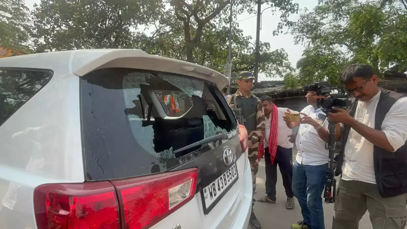 Asansol: Agnimitra Paul की गाड़ी पर हमले से हड़कंप Asansol: Agnimitra Paul की गाड़ी पर हमले से हड़कंप