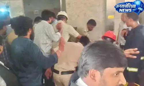 Lawyers ने कोर्ट में मुसीबत टाली, फंसने के बाद सांस लेने में हो रही थी दिक्कत Lawyers ने कोर्ट में मुसीबत टाली, फंसने के बाद सांस लेने में हो रही थी दिक्कत