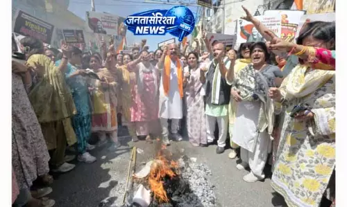BJP ने महिला आरक्षण बिल के खिलाफ विरोध जताते हुए रैली निकाली BJP ने महिला आरक्षण बिल के खिलाफ विरोध जताते हुए रैली निकाली