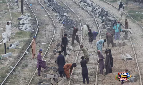 गंभीर वित्तीय संकट और कर्मचारियों की कमी के चलते Pakistan Railways पतन के कगार पर गंभीर वित्तीय संकट और कर्मचारियों की कमी के चलते Pakistan Railways पतन के कगार पर