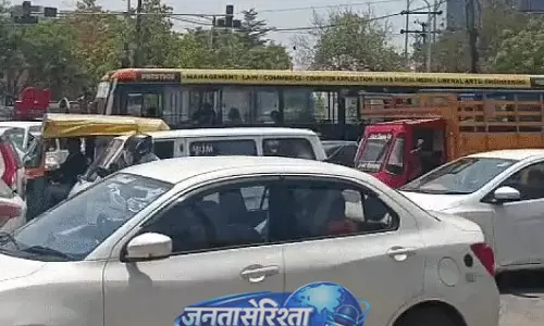 Indore : सड़क खुदाई से भीषण ट्रैफिक जाम, यात्रियों को घंटों परेशानी Indore : सड़क खुदाई से भीषण ट्रैफिक जाम, यात्रियों को घंटों परेशानी