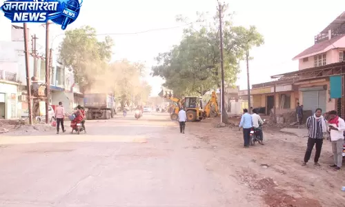 सरसीवा-सरायपाली सड़क निर्माण में अवैध कब्जों पर चला बुलडोजर सरसीवा-सरायपाली सड़क निर्माण में अवैध कब्जों पर चला बुलडोजर