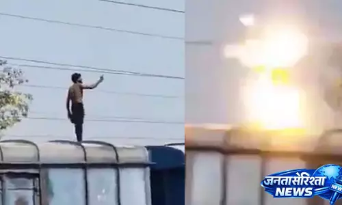 Darbhanga में ट्रेन की छत पर ओवरहेड तार छूने से युवक की मौत Darbhanga में ट्रेन की छत पर ओवरहेड तार छूने से युवक की मौत
