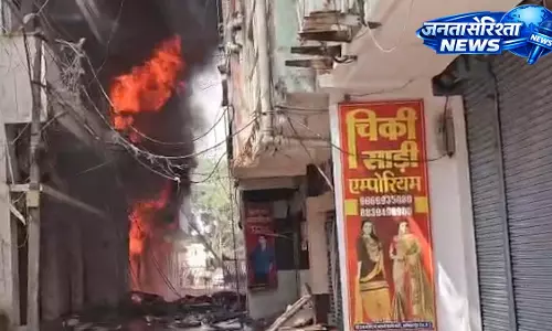 अंबिकापुर में प्लास्टिक और पटाखा दुकान में लगी भीषण आग, मचा अफरा-तफरी अंबिकापुर में प्लास्टिक और पटाखा दुकान में लगी भीषण आग, मचा अफरा-तफरी