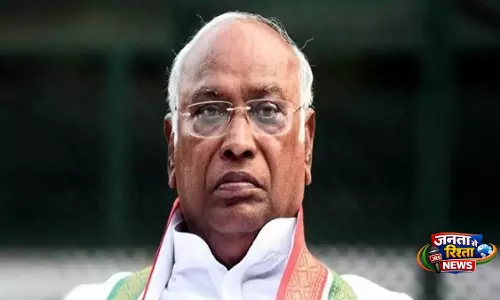 पीएम मोदी के खिलाफ आतंकवादी टिप्पणी पर चुनाव आयोग का नोटिस मिलने पर Kharge ने दी प्रतिक्रिया पीएम मोदी के खिलाफ आतंकवादी टिप्पणी पर चुनाव आयोग का नोटिस मिलने पर Kharge ने दी प्रतिक्रिया