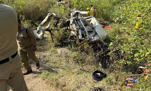Uttarakhand: टिहरी गढ़वाल में खाई में गिरी गाड़ी, 8 लोगों की मौत Uttarakhand: टिहरी गढ़वाल में खाई में गिरी गाड़ी, 8 लोगों की मौत