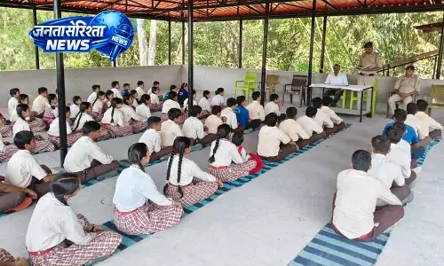 Dehra police ला रही कानूनी और डिजिटल जागरूकता स्कूल क्लासरूम में