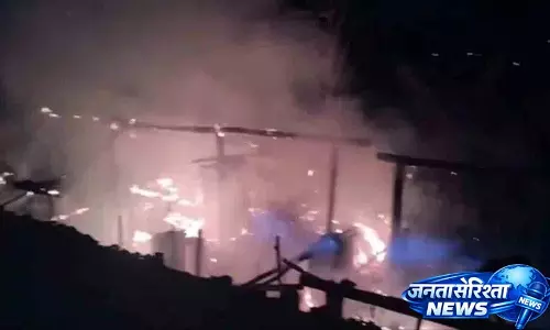 Nandurbar के एक व्यक्ति ने ससुराल वालों के घर में आग लगाई, पड़ोसी का घर भी जला Nandurbar के एक व्यक्ति ने ससुराल वालों के घर में आग लगाई, पड़ोसी का घर भी जला