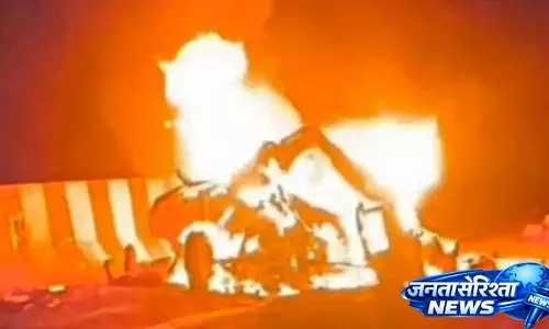 Mirzapur सड़क हादसा: ट्रक ने कारों को टक्कर मारी, 11 की मौत, गाड़ियां आग की चपेट में Mirzapur सड़क हादसा: ट्रक ने कारों को टक्कर मारी, 11 की मौत, गाड़ियां आग की चपेट में
