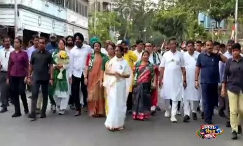 पश्चिम बंगाल में पहले चरण का मतदान समाप्त होने के बाद ममता बनर्जी ने Bhabanipur में पदयात्रा की