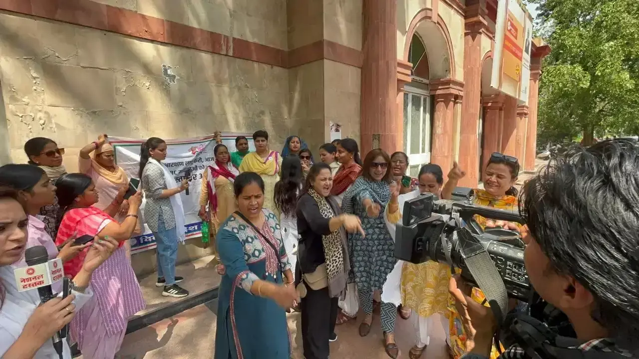 New Delhi: महिला कांग्रेस का महिला आरक्षण पर दबाव बढ़ाने के लिए पोस्टकार्ड अभियान New Delhi: महिला कांग्रेस का महिला आरक्षण पर दबाव बढ़ाने के लिए पोस्टकार्ड अभियान