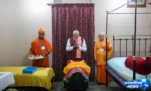 बेलूर मठ पहुंचे पीएम मोदी, साधना स्थल पर किया नमन बेलूर मठ पहुंचे पीएम मोदी, साधना स्थल पर किया नमन