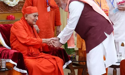 PM Narendra Modi ने स्वामी गौतमानंद जी से लिया आध्यात्मिक मार्गदर्शन