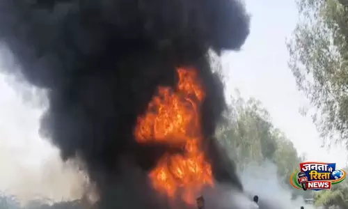 Jind में टायरों से भरे कंटेनर में भीषण आग, बड़ा हादसा टला Jind में टायरों से भरे कंटेनर में भीषण आग, बड़ा हादसा टला