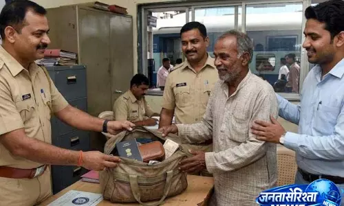 Madhya Pradesh के यात्री का खोया हुआ सामान रेलवे पुलिस ने नागपुर में बरामद किया Madhya Pradesh के यात्री का खोया हुआ सामान रेलवे पुलिस ने नागपुर में बरामद किया